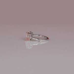 Anillo de Compromiso con Engaste de Bisel en Oro Blanco de 18 Quilates, Diseño Personalizado, Corte Esmeralda Asscher, Diamante Rosa Cultivado en Laboratorio, Certificado IGI 2.5-3.0 - Product Image 2