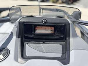 Descuento 2023 Sea-Doo Switch Sport Moto Acuática 2 Tiempos 226-300 HP Aplicación Automática 3 Asientos 4 Cilindros Aluminio 20km/h 1800cc - Product Image 2