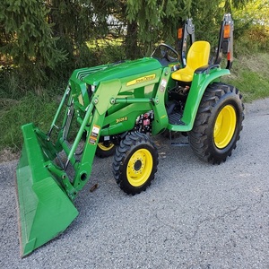 Tracteur utilitaire compact Johnn Deeree 3025E en stock à un prix abordable, livraison rapide, prêt à acheter en ligne - Product Image 4