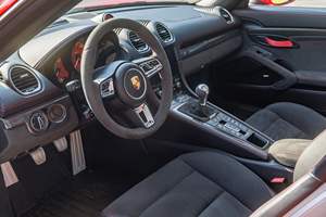 2023 718 Boxster Spyder ~3 800 milles, boîte manuelle à 6 vitesses, moteur 4.0 litres Flat-6, rouge Guards - Product Image 4