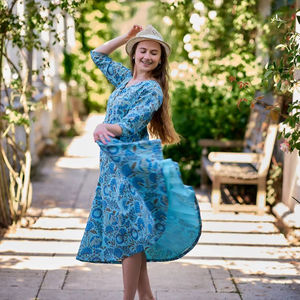 ชุดเดรสเลอาทำมือ สไตล์โบฮีเมียน ความยาวระดับน่อง พิมพ์ลายดอกไม้ด้วยมือ สีน้ำเงิน-น้ำตาล สำหรับใส่ลำลองหรือโอกาสพิเศษ - Product Image 1