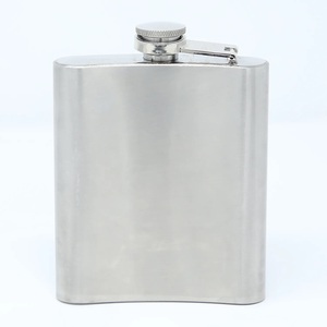 Flasque portable en acier inoxydable avec logo personnalisé Capacité de 8oz Bouteille de vin de whisky alcoolisé pour homme avec poche pour voyage et bar - Product Image 5