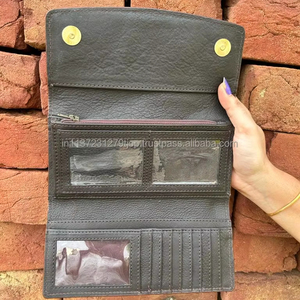 Nouvel arrivage Portefeuille sculpté usiné à la main Étui pour téléphone Portefeuille élégant en fourrure de vachette Multi Utilisations Nouveau design Portefeuille en cuir occidental - Product Image 6