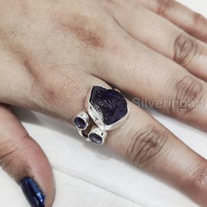 แหวนเงินแท้ 925 ประดับพลอยอะมีทิสต์ดิบธรรมชาติ สำหรับผู้หญิง แหวนวันเกิดเดือนกุมภาพันธ์ พลอยสามเม็ด - Product Image 4