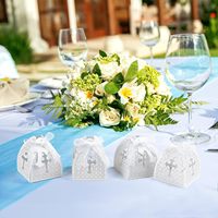 Boîte cadeau de petites friandises délicieuses avec rubans, nœuds et étiquettes fleuries pour mariage, baby shower, fête, baptême, cadeau de remerciement