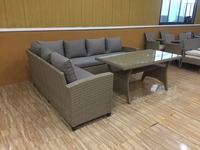 Ensemble de mobilier de restaurant moderne 7 places pour l'extérieur, table en rotin PE de haute qualité avec plateau en verre et chaises pour usage commercial