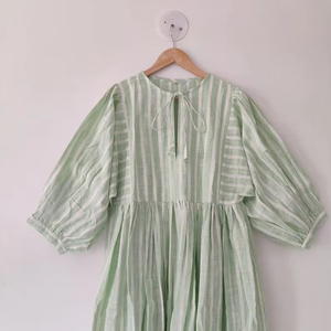 Robe midi imprimée à la main pour l'été, coupe ample avec taille naturelle, col profond et fermeture à cordon, mini robe à rayures - Product Image 1
