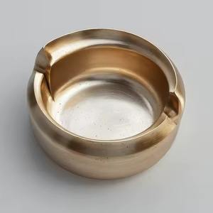 Cenicero Metálico Resistente con Forma Redonda y Textura Artística para Decoración de Salones y Cafeterías Tradicionales - Product Image 4