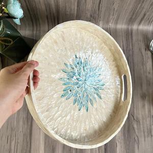 Bandeja de Servicio Redonda Hecha a Mano con Madreperla, Mosaico Blanco y Azul en el Centro, Decoración de Mesa Premium para Cafetería, Resort, Venta al por Mayor, Sostenible - Product Image 2