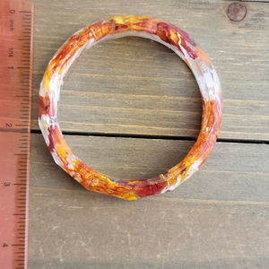 Ocean Breeze Elegante diseño de remolinos en 3D para mujer Brazalete de resina estilo Ángel hecho a mano para capturar la belleza serena de las aguas costeras - Product Image 1