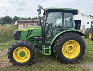 Tracteur agricole John Deere 5055E 4WD à transmission par engrenages avec moteur de 75 CV et pompe de boîte de vitesses 2023 - Product Image 3