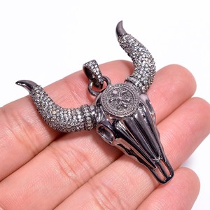 Pendentif en forme de crâne de taureau avec pavé de CZ en argent oxydé, collier statement gothique western, charme - Product Image 3