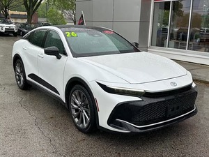 Clean White 2025 Crown W Premium, Motor de Gasolina de 2.4L y 4 Cilindros, Volante a la Izquierda, Asientos de Cuero - Product Image 3