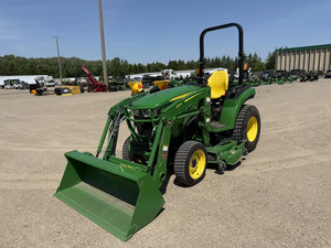 Tracteur utilitaire compact John Deere 2032R 31HP 4x4 à transmission hydrostatique, avec chargeur frontal, pelle arrière et tondeuse, prêt à l'emploi, moteur diesel. - Product Image 2
