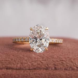 แหวนหมั้นและแหวนแต่งงาน Kamellie สไตล์โรแมนติก ประดับเพชรโมอิสซาไนต์ทรงรี 3.80 กะรัต แบบโซลิแตร์ ตัวเรือนทองชมพู พร้อมใบรับรอง IGI 7 ก - Product Image 1