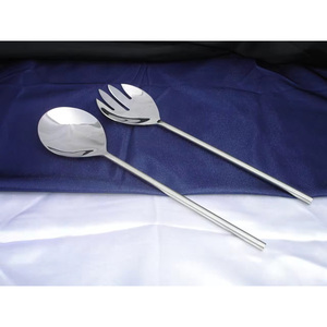 Serveurs à salade décoratifs Poignée design faite à la main Ensemble cuillère et fourchette de service à salade design poli argenté Ensemble acier miroir mariage - Product Image 5