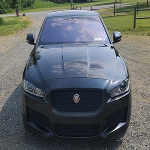 Alerte Offre Exceptionnelle! Superbe Jaguar XE S 3L 2019, V6 suralimenté, transmission automatique 8 vitesses, transmission intégrale, finition extérieure Santorini Black, berline de luxe - Product Image 1