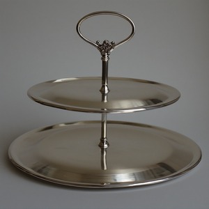 Soporte de pastel de metal chapado en plata antigua con artesanía de primera calidad, ideal para salones de banquetes, bodas y estilo de eventos - Product Image 2