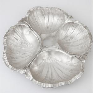 Serveur de fruits secs en verre d'aluminium de qualité supérieure Trois compartiments de feuilles connectés Plaque de charge finition or brillant pour un repas élégant - Product Image 1