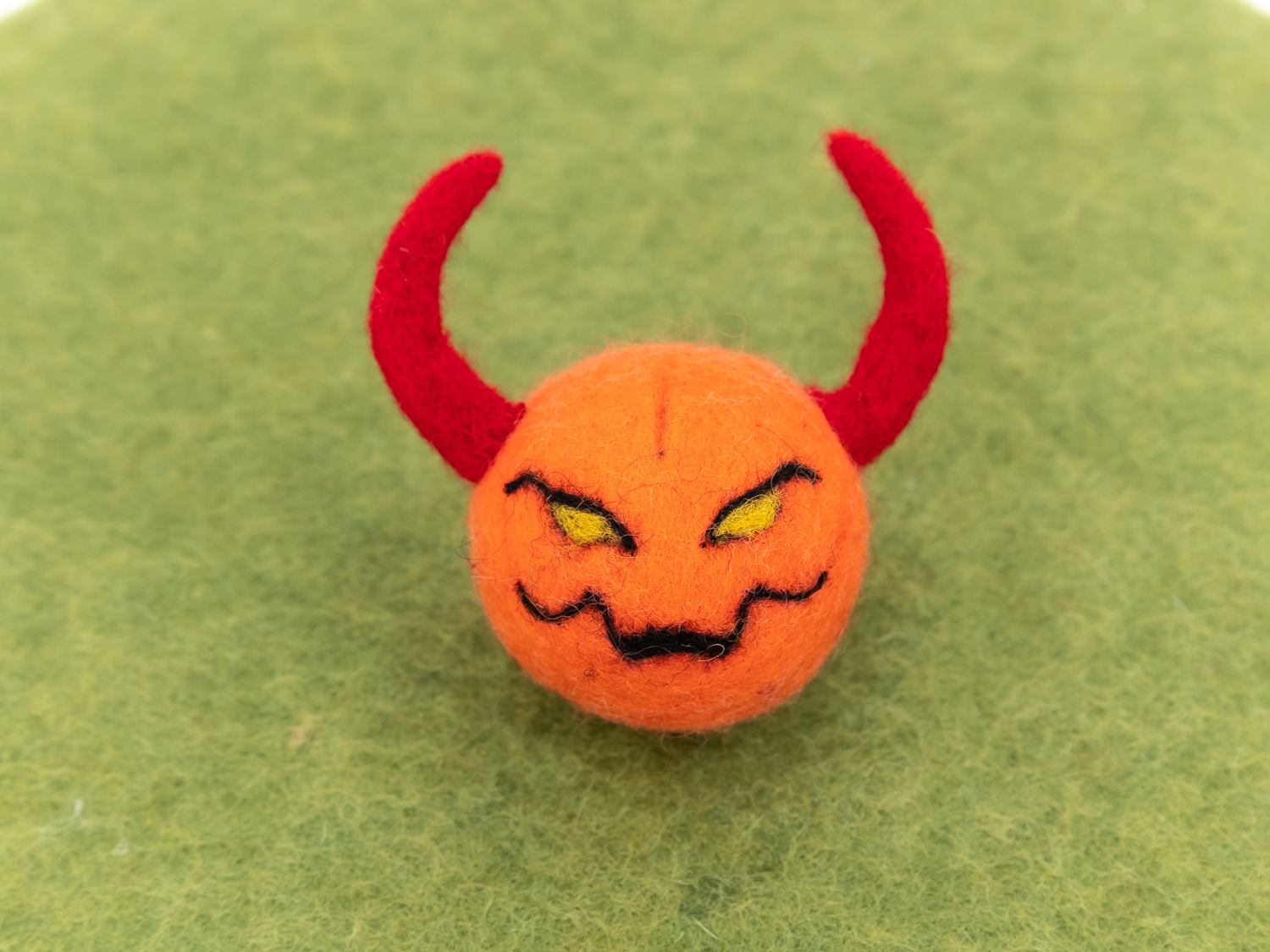 รู้สึกว่าฮาโลวีนฮอร์นสีแดงปีศาจที่น่ากลัว