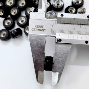 แถบรองรับยางเป็นเพลาโลหะที่มีแบริ่งหุ้มด้วยการเคลือบยางที่ทนทานเพื่อความมั่นคงและการรองรับ - Product Image 1