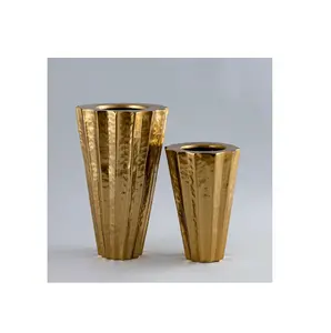 インドの輸出業者とサプライヤーからの時代を超越したエレガンスのための2つのアンティークスタイルの金属素朴な花瓶のユニークなコレクションセット