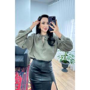 Blusa Elegante con Cuello de Lazo para Mujer LUSTRIN, Tela de Mezcla de Viscosa y Nailon Color Caqui para Uso Casual y de Oficina - Product Image 5