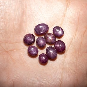 Rubí Natural de Alta Calidad, Cabujón Estrella Púrpura, Gema Ovalada Suelta Hecha a Mano, Certificada por Terceros, 7mm-12mm, Gemas Mehrajudin - Product Image 1