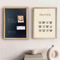 Tableau noir magnétique effaçable à sec pour la décoration intérieure avec cadre en bois de pin, design contemporain