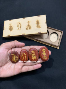 เซ็ตแจสเปอร์ยูซุยเรกิสีแดง4ชิ้นหินคริสตัลทำมือระดับพรีเมียมแกะสลักผลิตภัณฑ์ของขวัญรักษาพลังงานทรงรี - Product Image 2