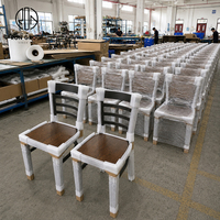 Meubles de restaurant sur mesure Ron Group, banquette capitonnée en cuir bleu, chaise et table commerciales en bois massif et métal