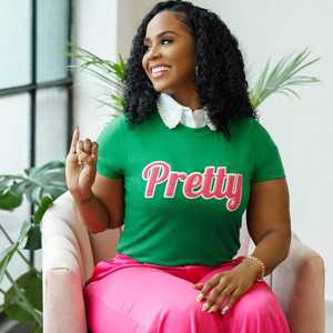 Camiseta gráfica negra 'APretty' para mujer, cuello redondo de manga corta con letras texturizadas, diseño inspirado en la Hermandad 2025, ropa griega - Product Image 5