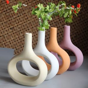 Florero de cerámica de viento de estilo europeo de alta calidad, cerámica blanca, decoración sencilla para el hogar, adorno de mesa único - Product Image 1