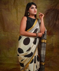 Look riche en soie Saree Bollywood à la mode Beauté captivante avec impression numérique Prix de gros Vêtement ethnique Couleur noire - Product Image 2