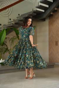 Nueva llegada Traje de diseñador Faux Georgette Frock Estampado floral Suministro al por mayor a un precio barato Compras en línea India Para la venta - Product Image 4