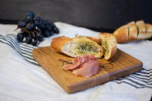 Tabla de Cortar Moderna de Madera con Diseño de Ajo, Tabla Artesanal Perfecta para la Mesa de la Cocina y para Decorar Alimentos, de la India - Product Image 2