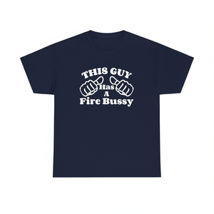 T-shirt divertente con meme 'This Guy Has A Fire Bussy', maglietta scherzosa, regalo scherzoso, abbigliamento promozionale con umorismo inadatto - Product Image 1
