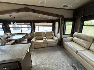 Caravanes de voyage d'occasion 2018 F-o-r-e-s-t R-i-v-e-r C-e-d-a-r C-r-e-e-k S-i-l-v-e-r-b-a-c-k 33IK - Product Image 3