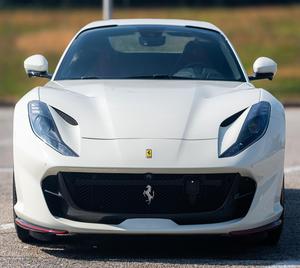 2022 0812 V12 de 789 hp con Tracción en las Cuatro Ruedas, Equipamiento de Alta Gama, Techo Panorámico Automático, Asientos de Cuero, Faros LED, Bajo Kilometraje - Product Image 1