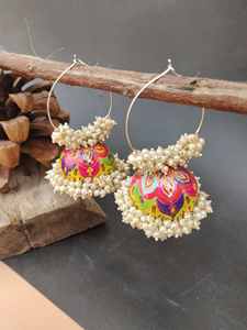 Pendientes Meenakari Jhumki de varios colores pintados a mano, trabajo esmaltado, joyería india tradicional ligera para festivales y Ropa Étnica - Product Image 5