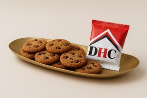 Bandeja DE SERVICIO DE METAL American Decor con acabado dorado es el compañero perfecto para presentar chocolates finos con estilo - Product Image 4