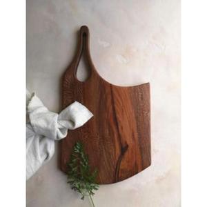 Elegante tabla de cortar hecha a mano que sirve tanto como una herramienta práctica como una hermosa pieza central para su cocina - Product Image 1