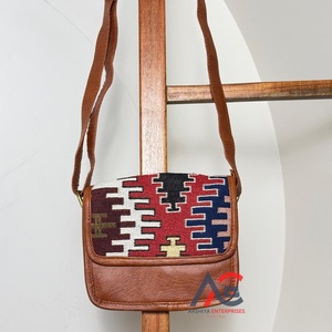 กระเป๋าสะพายพาดลำตัวหนังถักแจ็คการ์ดสำหรับผู้หญิงทำด้วยมือมีสายคาดลายชนเผ่าปรับได้สำหรับการเดินทางและใช้ในชีวิตประจำวัน - Product Image 1