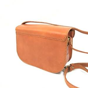 Mini bandolera clásica de cuero para SILLÍN para mujer, bolso de hombro tostado hecho a mano con cierre de solapa y aspecto Vintage de Indonesia - Product Image 3