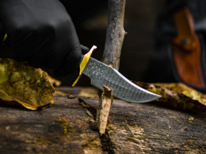 Cuchillo de Caza de Hoja Fija Personalizado de Acero de Damasco de Alta Durabilidad con Mango de Cuerno de Ciervo para Uso en Exteriores, Venta al por Mayor, Suministro Directo de Fábrica OEM - Product Image 3