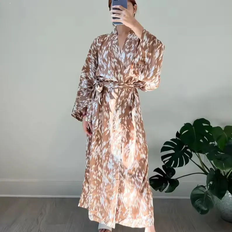 도매 및 제조 프리 사이즈 새틴 기모노 여성용 잠옷 원피스 들러리 가운 새로운 인쇄 새틴 기모노 가운