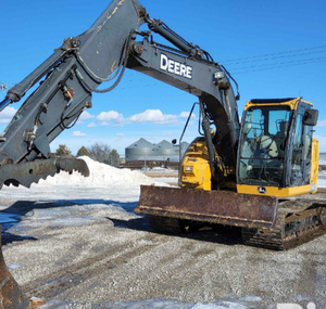 Grande excavatrice John Deere, machine de chantier hydraulique à chenilles robuste pour les travaux de terrassement, l'exploitation minière et les projets industriels - Product Image 1