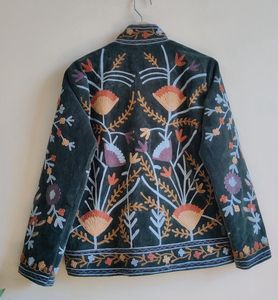 Veste en velours d'hiver vintage avec broderie florale, col montant, bordure de style Suzani, longueur aux hanches, doublure en laine respirante - Product Image 2