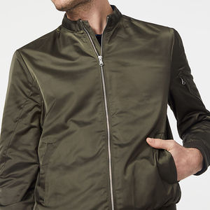 Veste en satin pour hommes de baseball brodée sur mesure pour la saison d'hiver Veste en satin chaude d'hiver de style universitaire pour hommes en bas quantité minimale de commande - Product Image 3