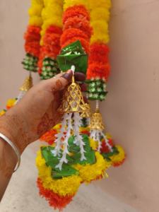 Guirnalda de caléndula artificial esponjosa hecha a mano de 6 pies con campanas y hojas para Diwali Navratri Home & Mandir Decoration - Product Image 2
